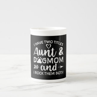 Ik heb twee titels tante en hond mam voor tante. porselein kop