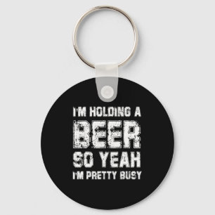 Ik Hou Een Bier Vast Dus Ja Ik Ben Best Wel Bezigh Sleutelhanger