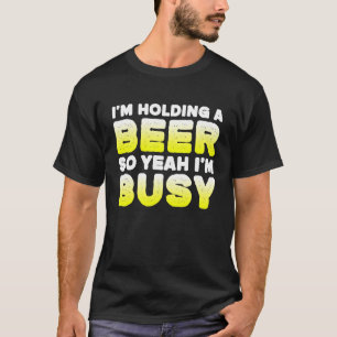 Ik hou een biertje vast, dus ik ben Busy Beer Dr. T-shirt