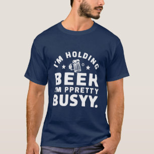 Ik hou een biertje vast Ik ben  bezig design. T-shirt