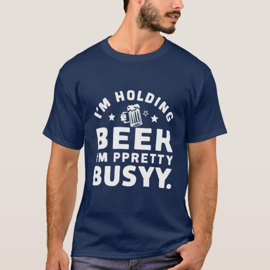 Ik hou een biertje vast Ik ben bezig design. T-shirt (Voorkant)