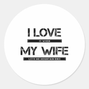 Ik hou ervan als mijn vrouw me laat gaan mountainb ronde sticker