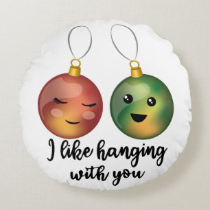 Ik hou ervan met jullie kerstsieraden te hangen rond kussen