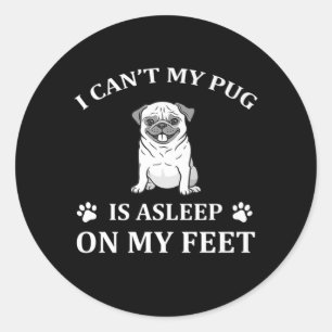 Ik kan niet dat mijn pug op mijn voeten slaapt ronde sticker