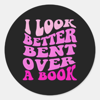 Ik kijk beter gebogen over een boek ronde sticker