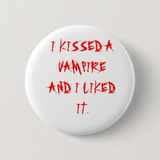IK KISSEERDE EEN VAMPIRE EN IK KWAM ERVAN. RONDE BUTTON 5,7 CM