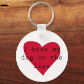 Ik kus mijn hond op de lippen sleutelhanger (Voorkant)