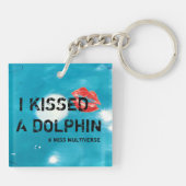 Ik kuste een dolfijn # Miss Multiverse Sleutelhang Sleutelhanger (Achterkant)