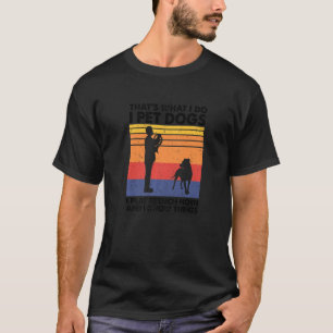 Ik laat Dogs zien dat ik Franse horn speel en dat T-shirt
