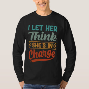 Ik laat haar denken dat ze de baas is t-shirt