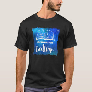 Ik las mijn tijdleesboeklezer in mijn slaaptijd t-shirt