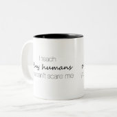 Ik leer kleine mensen, je kan me geen Mok schelen (Voorkant links)