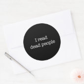 Ik lees dode mensen ronde sticker (Envelop)