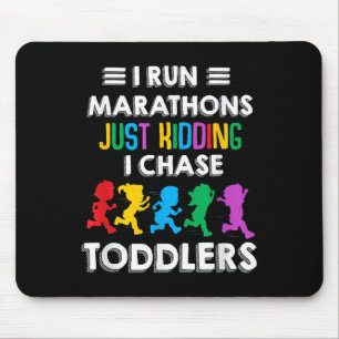 Ik loop de marathon gewoon grapje ik jaag peuters muismat