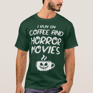 ik loop op de mok van koffie en horrorfilms t-shirt