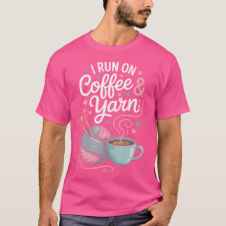 Ik Loop Op Koffie En Garens Grappig Breien Breiste T-shirt