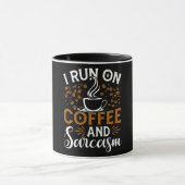 Ik loop op koffie en Sarcasm Mok (Midden)