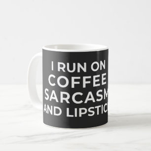 IK LOOP OP KOFFIE SARCASME EN LIPSTICK - SARCASTIS KOFFIEMOK