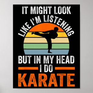 Ik luister, maar in mijn hoofd doe ik een karate poster
