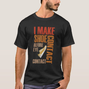 Ik maak schoencontact voor oogcontact schoenontwer t-shirt