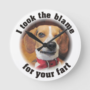 Ik nam de schuld van je fart winking dog klok