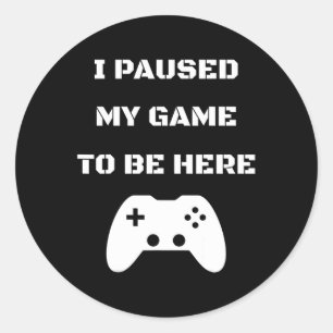 Ik pakte mijn game om hier te zijn videokamer 1 ronde sticker