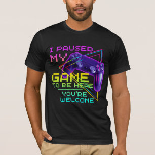 IK PAUSEDE MIJN GAME OM HIER TE ZIJN HARTELIJK BED T-SHIRT