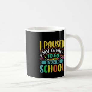Ik pauzeer mijn spel om terug naar school student koffiemok