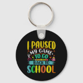 Ik pauzeer mijn spel om terug naar school student sleutelhanger (Achterkant)