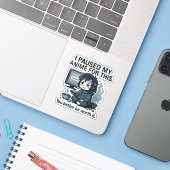 Ik Pauzeerde Mijn Anime Hiervoor Sticker (Laptop met iPhone)