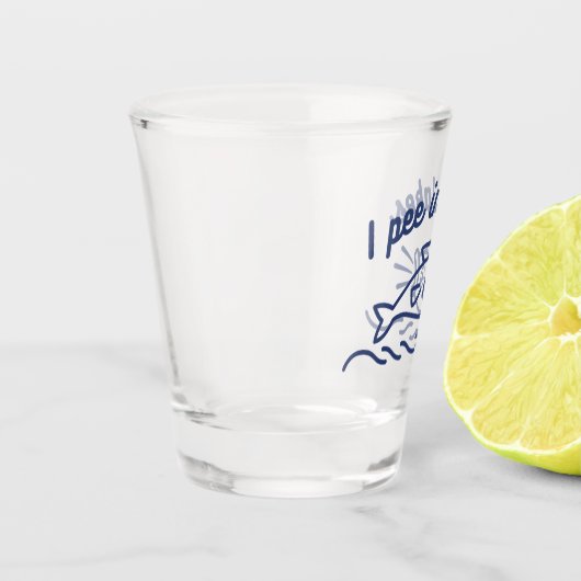 Ik plas in meren grappig geschoten glas (Links)