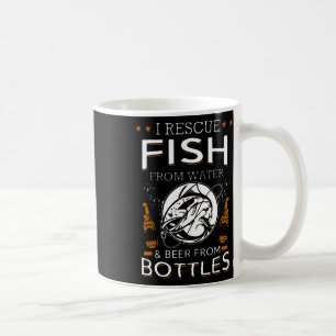 Ik red vissen uit water en bier uit flessen Vis Koffiemok