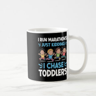 Ik ren marathon, grapje, ik jaag peuters kleuterle koffiemok