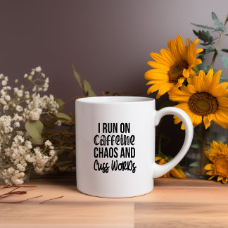 Ik ren op cafeïne chaos en Cuss Woorden Meme Mok