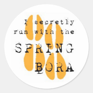 Ik ren stiekem met de SPRING BORA Ronde Sticker
