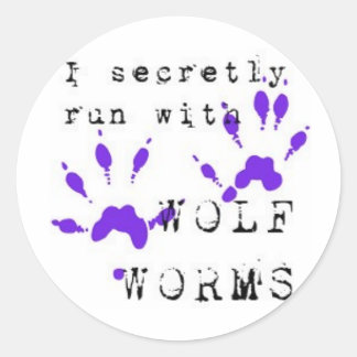 Ik ren stiekem met wolvenwormen ronde sticker