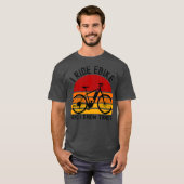 Ik rijd met Ebike en ik ken dingen fietsretroret T-shirt (Voorkant volledig)