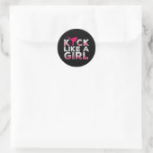 Ik sla op een meisje dat Karate Kickboxing is Ronde Sticker (Tas)