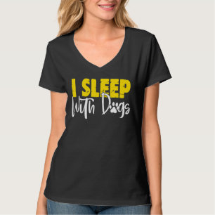 Ik slaap met honden Hond T-shirt