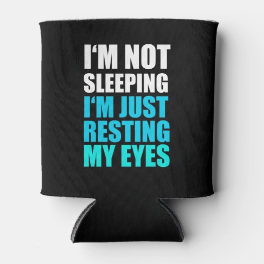 Ik slaap niet, ik rust alleen mijn ogen uit blikjeskoeler (Voorkant)