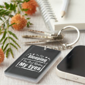 Ik slaap niet, ik rust alleen mijn ooguitdrukking sleutelhanger (Voorkant Rechts)