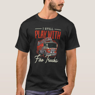 Ik speel nog steeds met brandweerauto's t-shirt