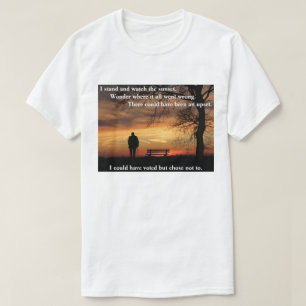 Ik sta en kijk naar de zonsondergang. t-shirt