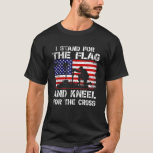 Ik sta voor de vlag en de neel voor het kruis... t-shirt