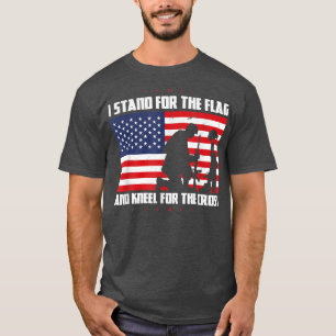 Ik sta voor de vlag en de neel voor het kruis van t-shirt