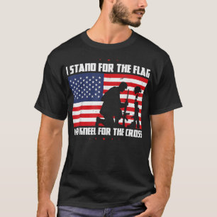 Ik sta voor de vlag en de neel voor het kruis van t-shirt