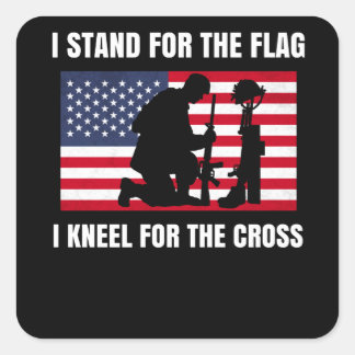 Ik sta voor de vlaggeenkneel voor het kruis vierkante sticker