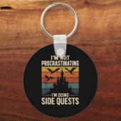 Ik stel niet uit dat ik side quests doe sleutelhanger (Voorkant)