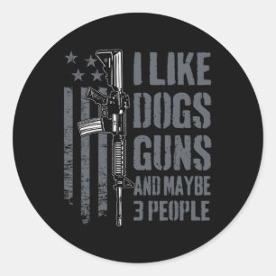 Ik vind geweren honden en misschien 3 mensen leuk  ronde sticker