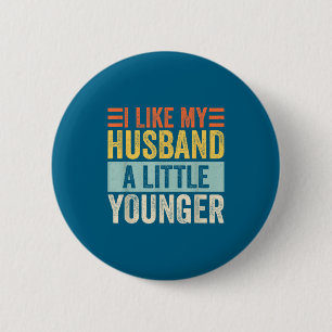 Ik vind mijn man een beetje jonger leuk Funny Wife Ronde Button 5,7 Cm